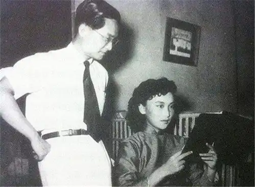 金庸罕见珍藏照图1与梦中情人夏梦的合影,图2妻子杜治芬美艳