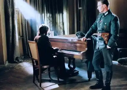 犹太人称他为德军中唯一的人类,怀抱犹太小孩,却冤死战俘营
