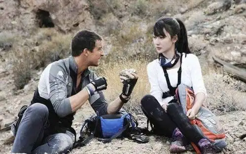 柳岩对贝爷说饿了,贝爷转身寻找食物,没想到是我们熟悉的它
