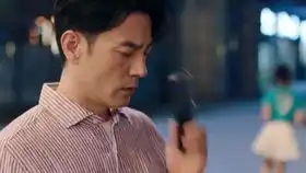 大叔终于和小萝莉在一起了,二人热情拥吻,好甜蜜
