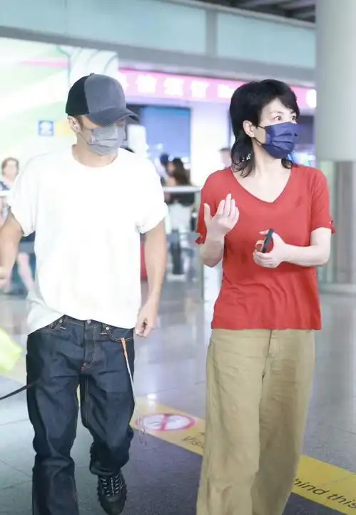 甜蜜暴击谢霆锋王菲坐车秀恩爱,男方把手搭在女友腿上好依恋