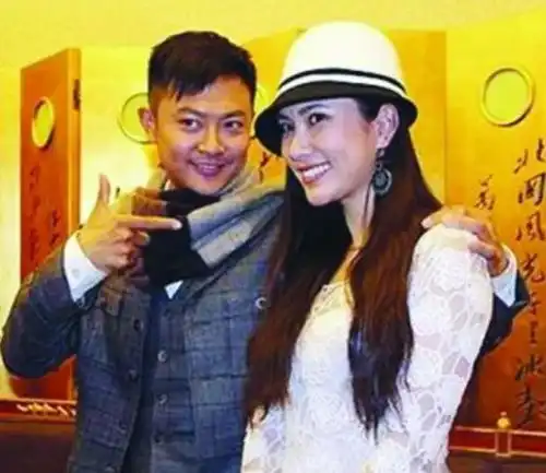 他早年比黄晓明还火,被称为一线小生,却被两个女人毁了半生

