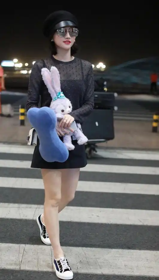 景甜全黑造型又美又飒,吊带裙配薄纱上衣,简约中显现层次感