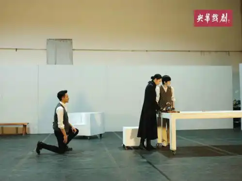 演员刘恺威演话剧是充电,尽可能把台词做到最好
