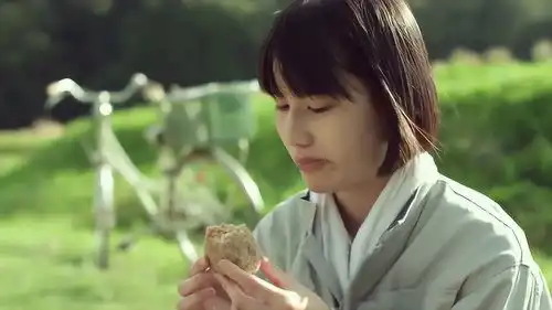 小森林市子在割稻子时,会带好便当,便当还是用上一年的米做成的
