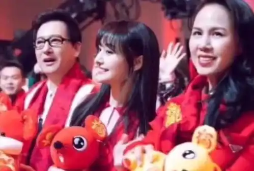 郑爽翻身难被曝回东北老家过年,近照憔悴骨瘦如柴惹人心疼
