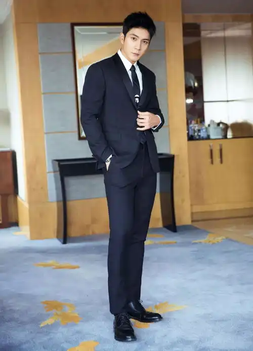 陈冠希教你图案t恤收脚工装裤如何穿出潮装范