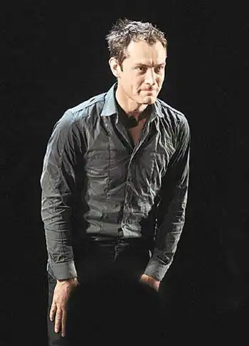 回归之作裘德洛版哈姆雷特精彩剧照
