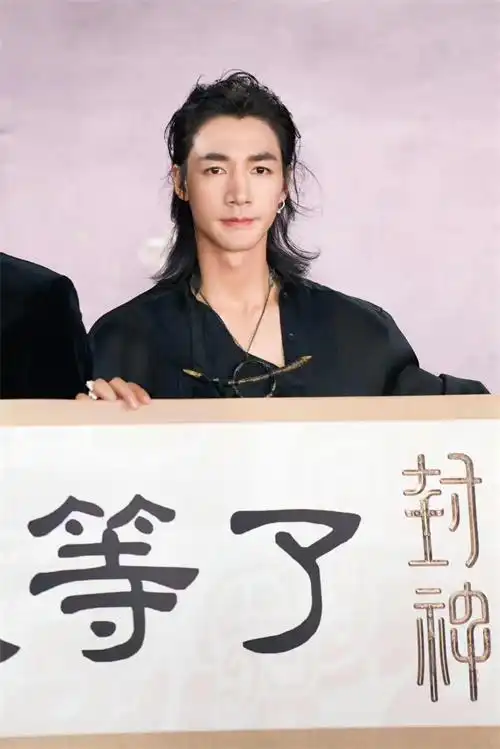 此沙带作品封神第一部参加微博电影之夜黑衣造型俊朗帅气