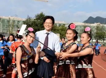 好人365陈立群大山里奏响放牛班的春天
