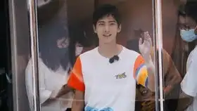 全职高手杨洋李沐宸今晚唐柔作为荣耀萌新打败职业选手的场面真的燃,李沐宸小姐姐的眼神太杀我