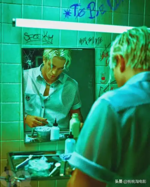 组图罗伯特帕丁森挑战小丑造型,艳丽迷幻邪恶疯狂