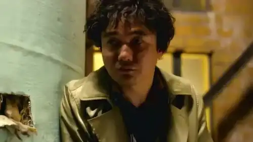 唐人街探案2糖厂的灯一开一关,宋义也被吓得一惊一乍