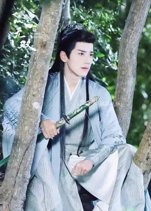 长相思后他成新晋古装男神,曾凭帅气军训照走红,大学时就被大厂签约