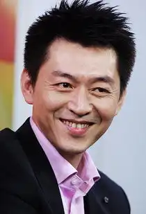 在成龙刘德华梁家辉的火烧岛中在监狱被炸死的演员叫什么名字