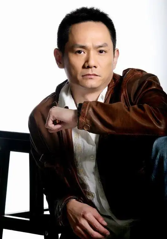 他凭亮剑一夜成名,与妻子从校服到婚纱,妻子去世至今不娶
