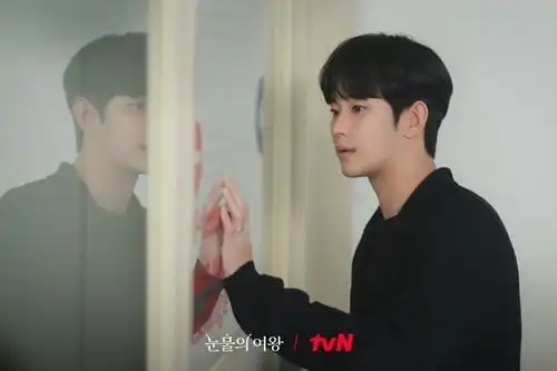 泪之女王剧情幕后彩蛋金秀贤边哭边帮金智媛整理头发,这名场面是金秀贤即兴演出