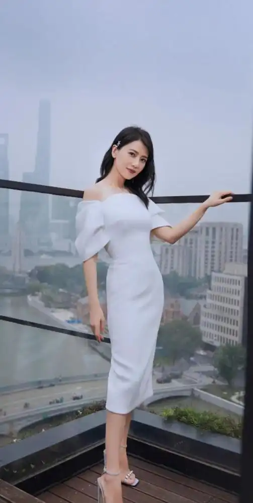 高圆圆与刘德华跳舞照曝光高圆圆穿烂大街背心超美,这颜值绝杀
