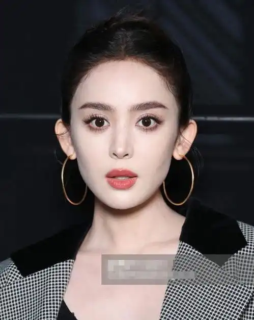 巴黎时装周第一波热巴不真实,周冬雨像老年模特,娜扎扛住镜头
