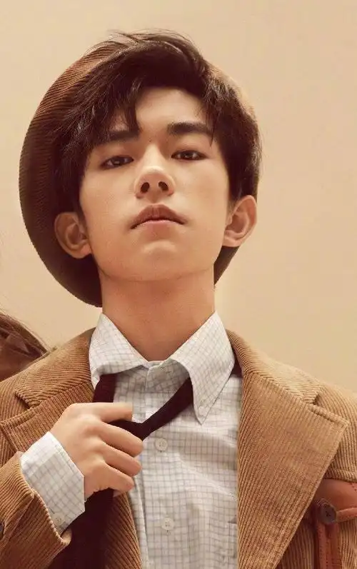 易烊千玺关晓彤王嘉红秀群封海报已出啊和前天tf...