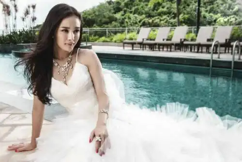 杨幂不出席唐嫣婚礼,对外回应工作繁忙,两人闺蜜情疑似破裂
