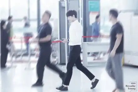 保护视力人人有责杨洋为你示范看手机的正确距离