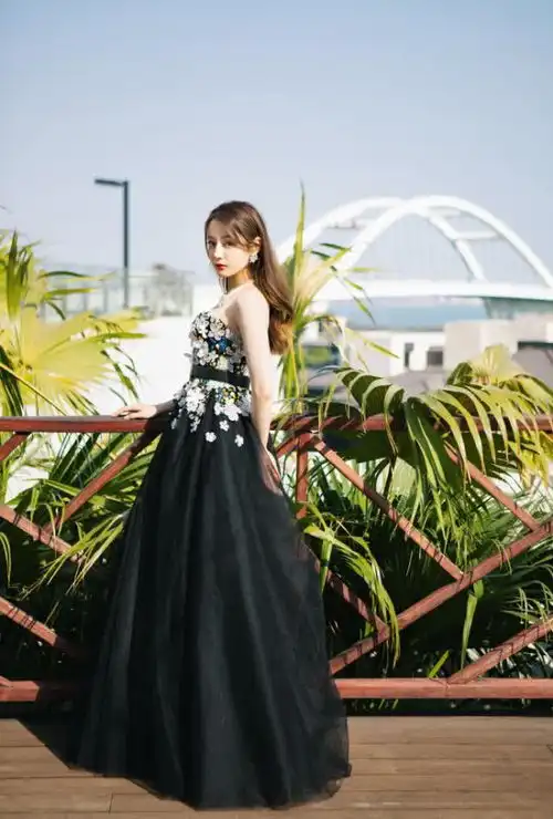 金鸡奖女星红毯造型大曝光,刘诗诗迪丽热巴简约大气,杨幂最迷人