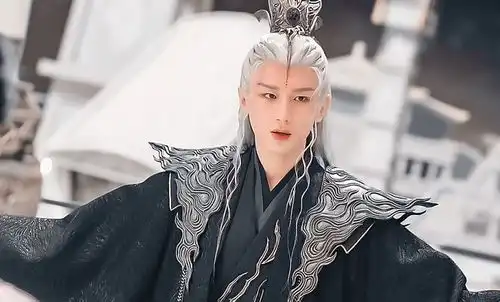 沉香如屑将定档成毅白发古装好绝,杨紫搞怪卖萌惹人爱
