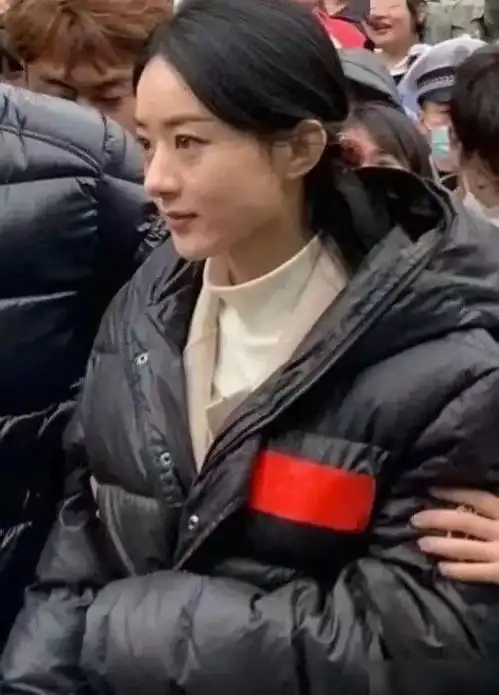 冯绍峰被拍,在剧组瘦成芦柴棒,胳膊瘦的一点肉都看不到
