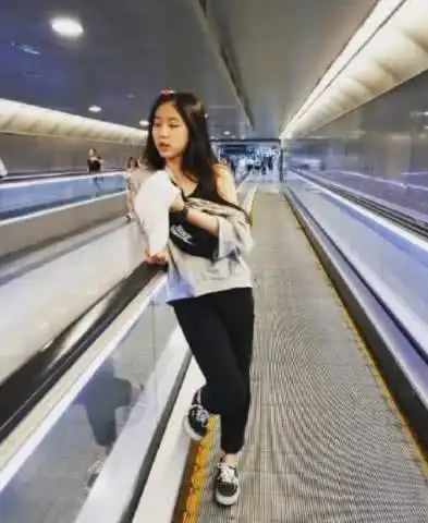 素媛中让人痛哭不止的小女孩长大了,13岁的她亭亭玉立
