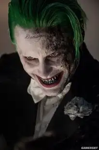 自杀小队未曝光剧照小丑惊悚表情狰狞一脸癫狂