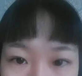 我想剪的是微微一笑很倾城郑爽那种空气刘海,可是剪成这么厚了,可我只剪了一点点啊这下怎么办啊