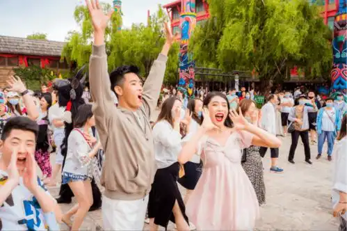 丽江这个神仙景区秒变快乐星球妈妈牧场精灵小屋花海风车,速来打卡