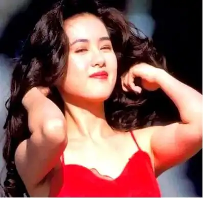 1996年,赚的盆满钵满马上就要结婚的李丽珍,因为禁不住王晶高达400万片酬的诱惑,选择再次出山褪去衣衫,和当时还名不见经传的舒淇,一起出演了三级片信息来源搜狐新闻
