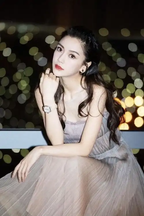 30岁angelababy好少女,身穿粉色抹胸纱裙,美得不像话
