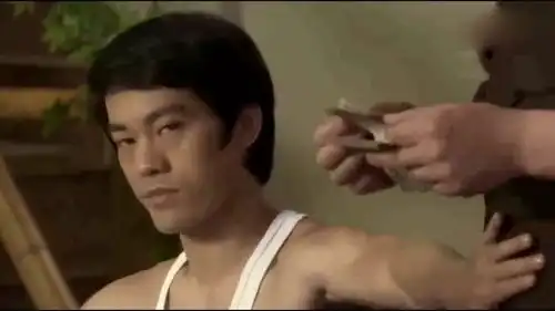 李小龙传奇恶霸上门收保护费,李小龙跟我出来,我给你,最后这一脚真帅
