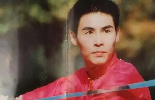 曾与李连杰齐名,还是甄子丹的老师,在影坛名噪一时,却意外息影

