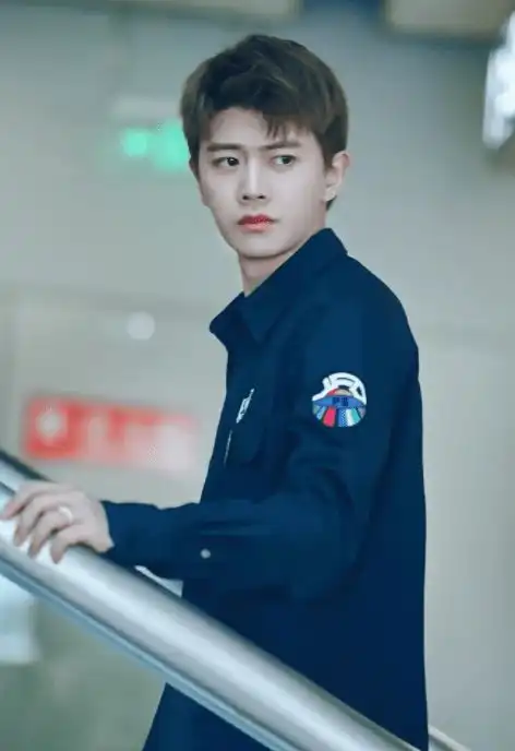 任嘉伦深夜发文引热议,感恩且念旧的他值得我们珍惜和喜欢