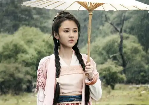 有翡新剧照,赵丽颖红衣又美又飒,王一博造型洒脱不羁
