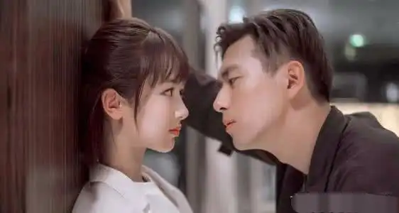 李现晒剧照告别刘海,丁宁表情包萌翻,低眸双眼灵动有神超帅