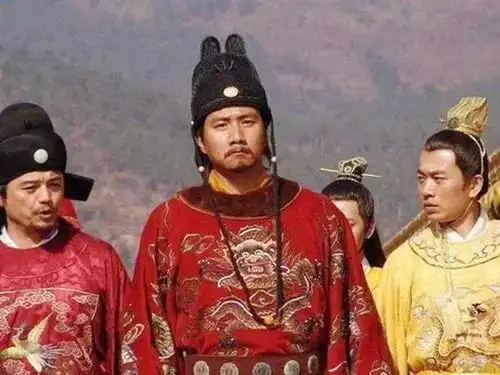 宫女见朱元璋深夜还在批奏折,送来一碗热粥,朱元璋却说斩了