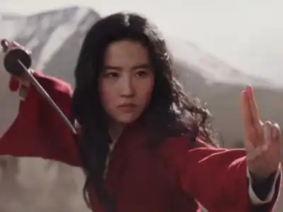 花木兰刘亦菲打戏很帅,巩俐女巫造型很抢眼,但李连杰和甄子丹却显老了