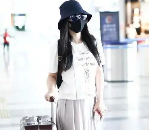 柳岩的造型穿搭太好看了,印花t恤配百褶裙,秀出优雅好气质