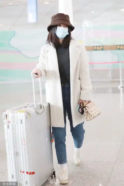 组图柳岩机场给粉丝发红包签名大方亲切实力宠粉