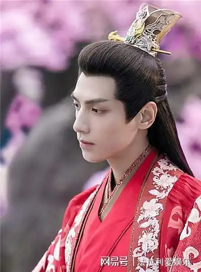 古装剧中的红衣少年躲过了成毅罗云熙,却被肖战一眼误终身
