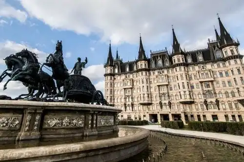 电影西虹市首富中的城堡,花6亿打造,网友直言高大上
