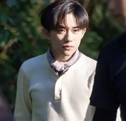 易烊千玺新剧照曝光,额头细节亮了,网友刚成年就有男人魅力了
