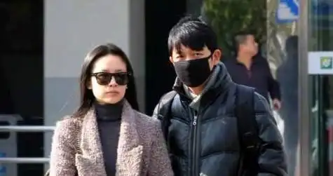 偶遇董洁母子现身机场,女神竟普通的像路人,11岁儿子身高到妈妈下巴了
