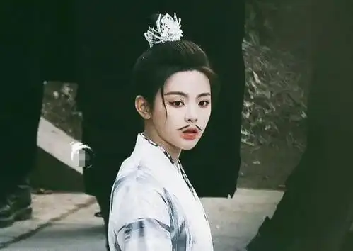 杨紫新剧扮男人,眼线睫毛精致,古装剧的假男人消停会儿吧
