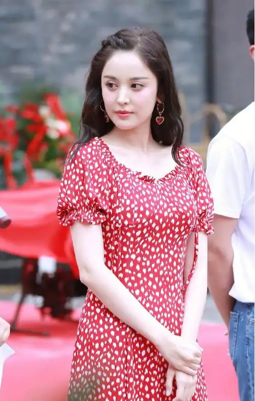 从骨感美人变唐朝富贵花娜扎明显胖了吧
